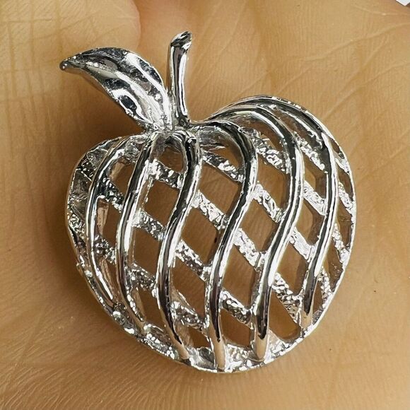 Gerry’s Vintage Silver Tone Open Basket Weave Apple Pin Brooch Pendant 4210 - Picture 2 of 8